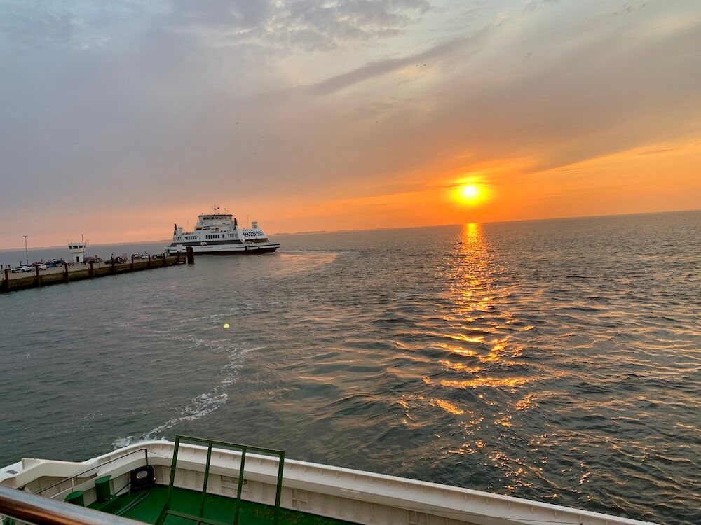 Der Blick von der Fähre auf die Nordsee und den Sonnenuntergang