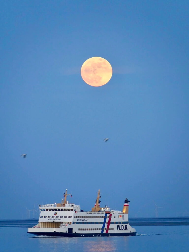 Die alte Fähre von Dagebüll nach Föhr und über ihr der Vollmond