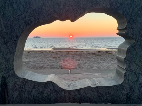 Steinfigur von der Insel Föhr mit Sonnenaufgang