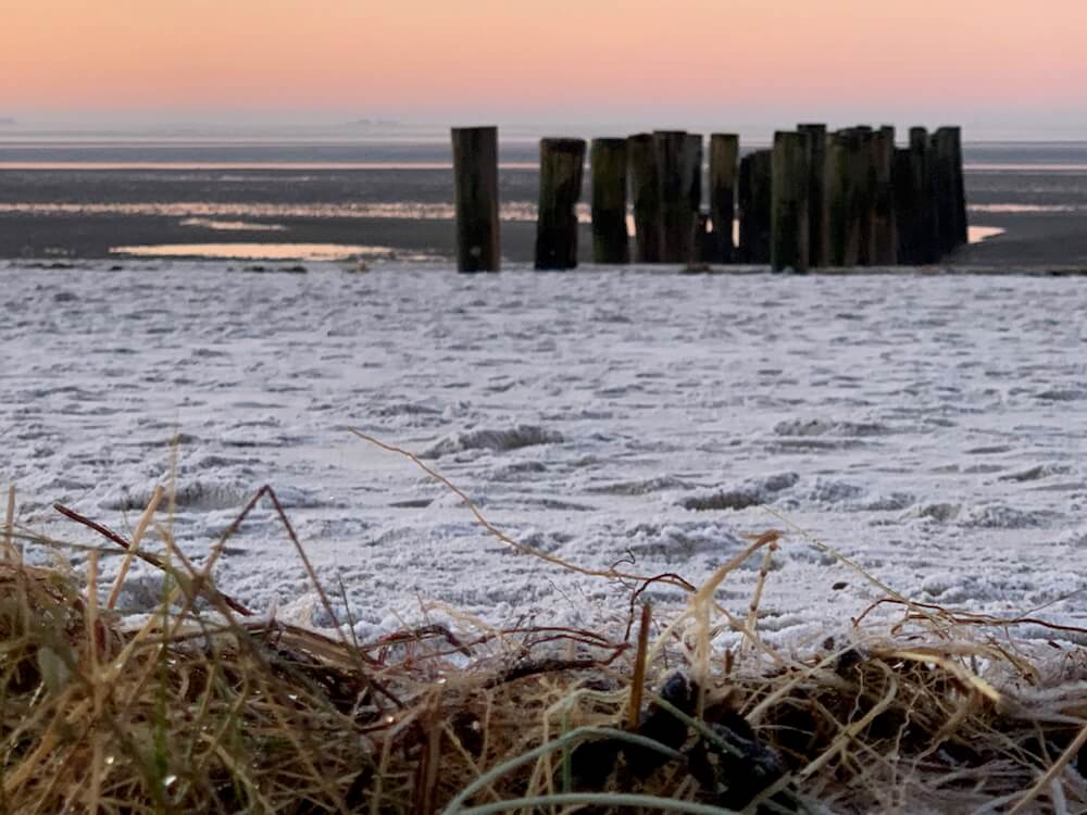 Pfeiler einer Strandbrücke am Südstrand in Wyk auf Föhr