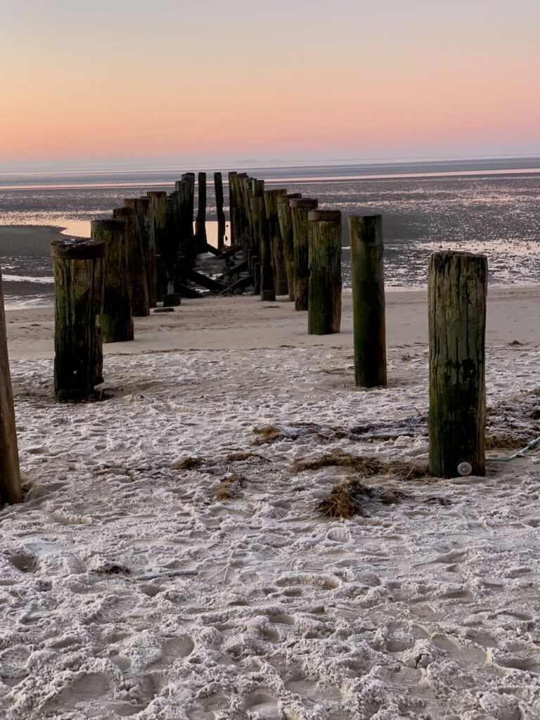 Pfeiler einer alten Brücke am Strand in Wyk auf Föhr
