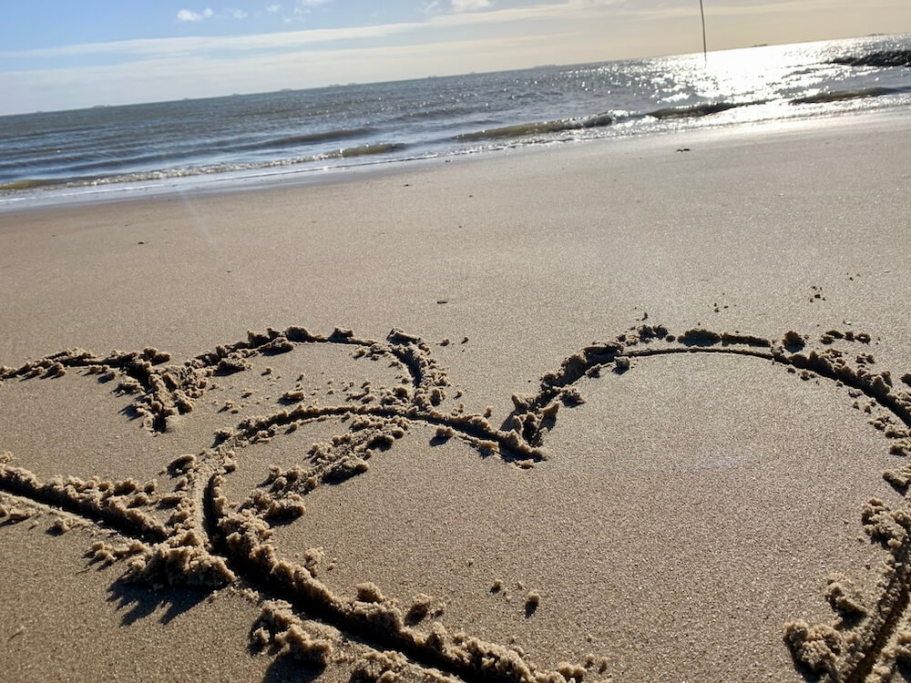 zwei Herzen in Sand gezeichnet