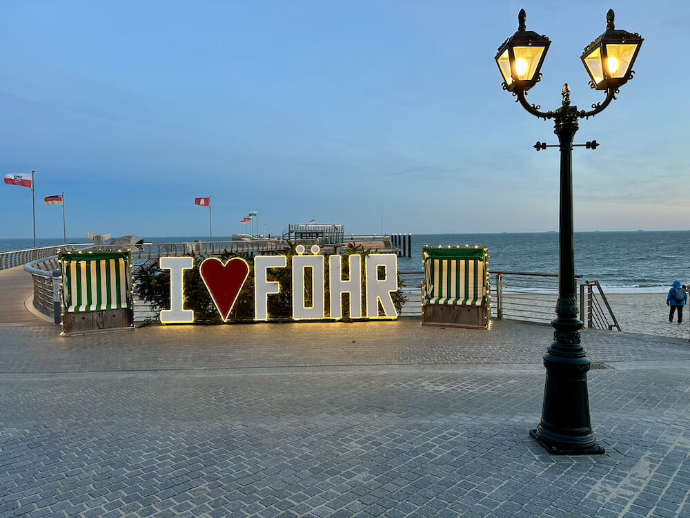 Schild mit Aufschrift "i love föhr"