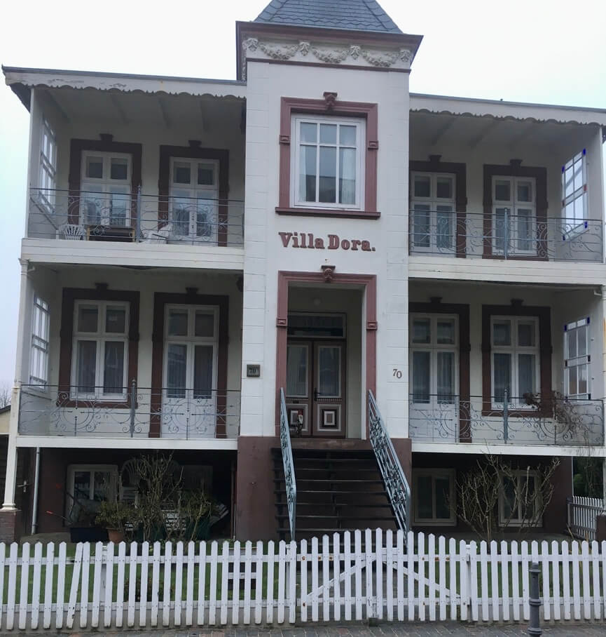 Frontansicht der Villa Dora